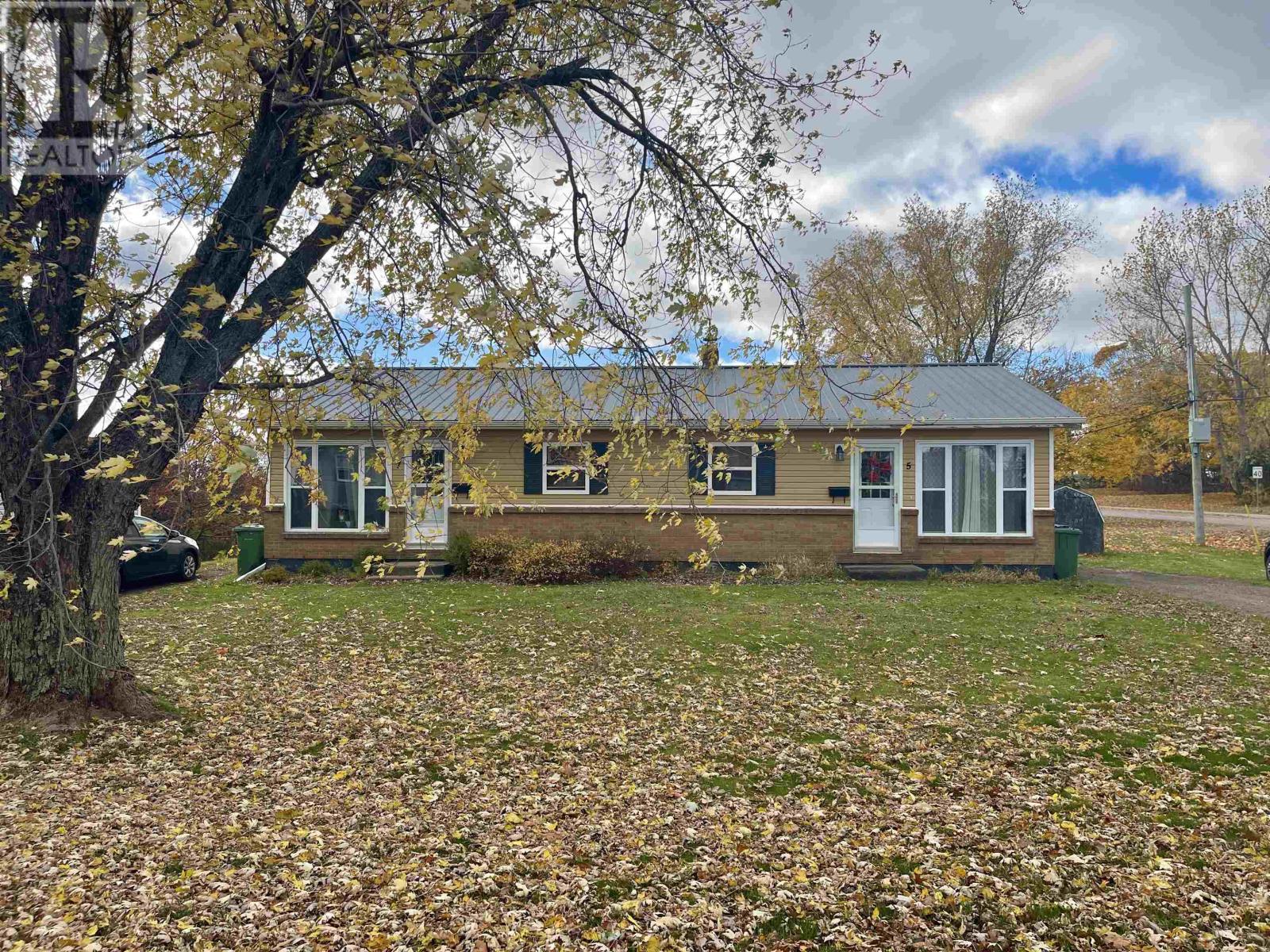 5-7 Robertson Road, East Royalty, Prince Edward Island  C1C 1K6 - Photo 2 - 202426267