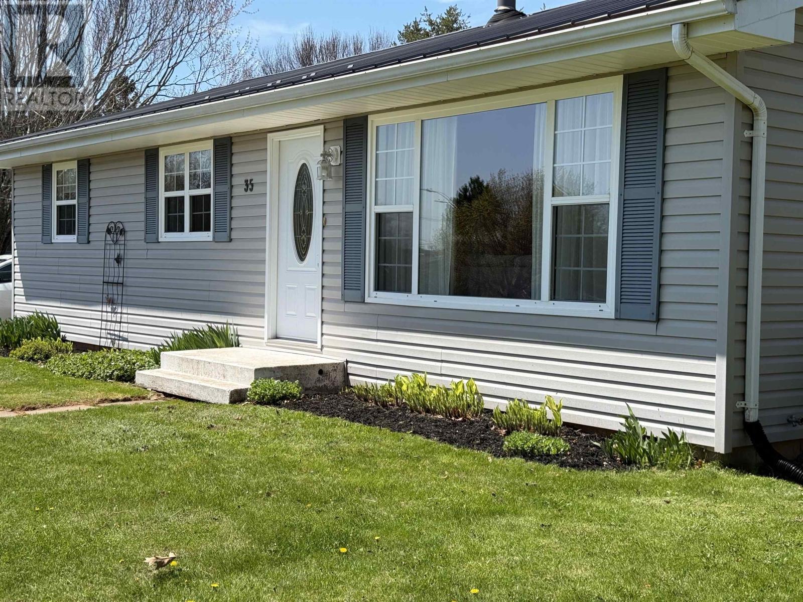 35 Maplewood Heights, Summerside, Prince Edward Island  C1N 5E7 - Photo 2 - 202511162