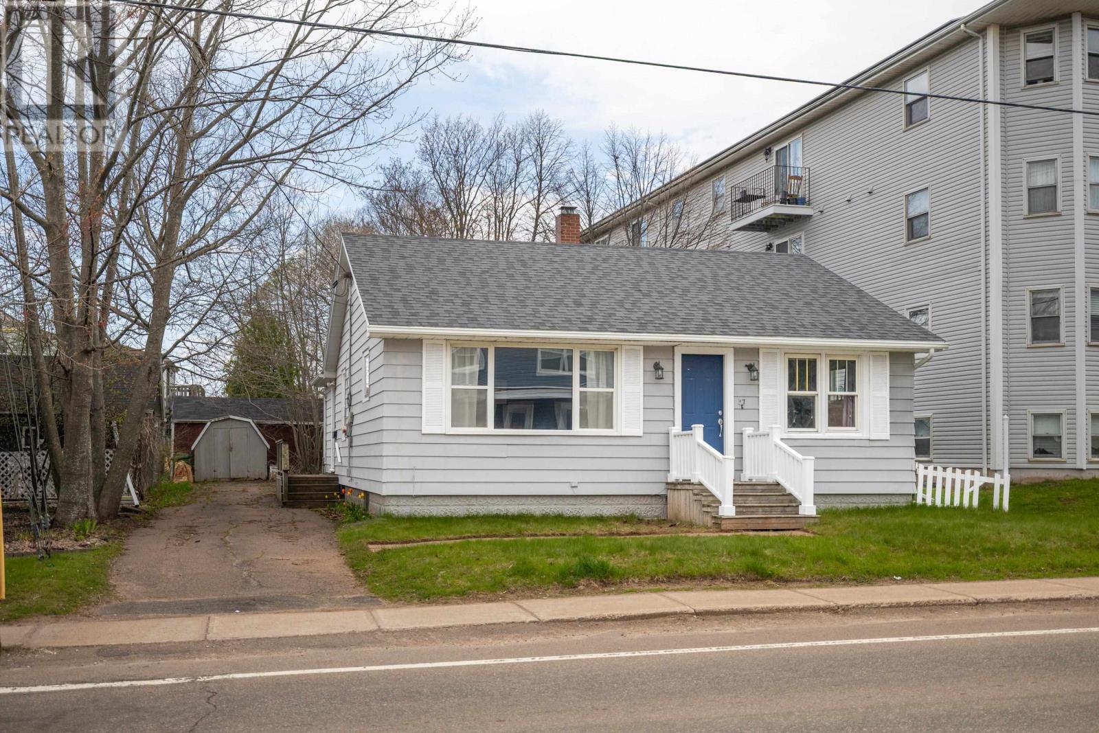 27 Kensington Road, Charlottetown, Prince Edward Island  C1A 5H6 - Photo 2 - 202511793