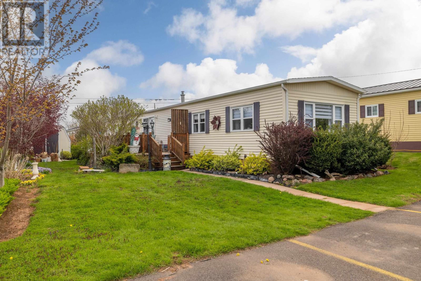 10 Wolfe Avenue, Cornwall, Prince Edward Island  C0A 1H5 - Photo 1 - 202512154