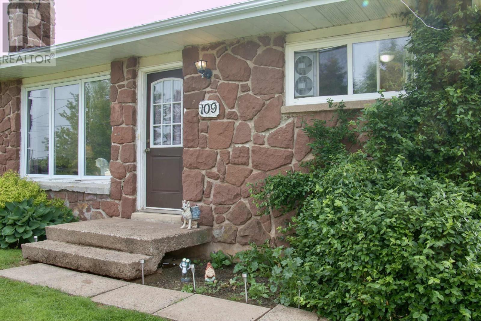 109 Meadowbank Road, Cornwall, Prince Edward Island  C0A 1H1 - Photo 1 - 202514729