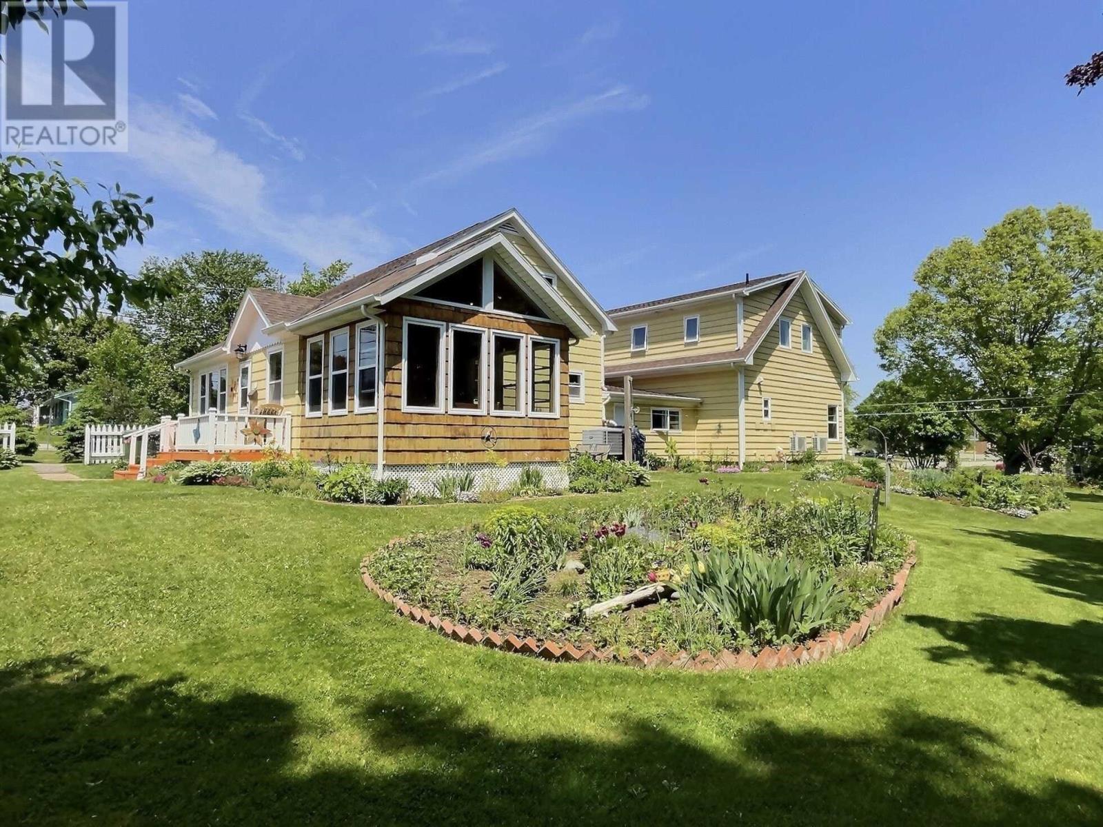 22 Maple Avenue, Charlottetown, Prince Edward Island  C1A 6E1 - Photo 2 - 202515584