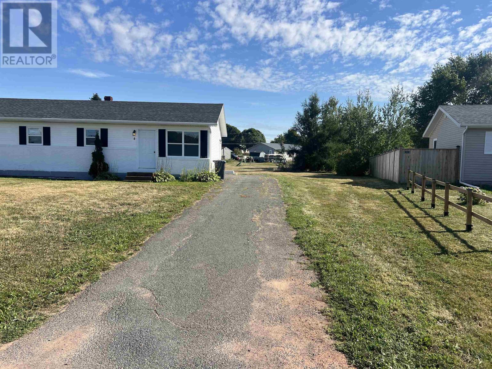 4 Elizabeth Crescent, Stratford, Prince Edward Island  C1B 1K4 - Photo 1 - 202523240