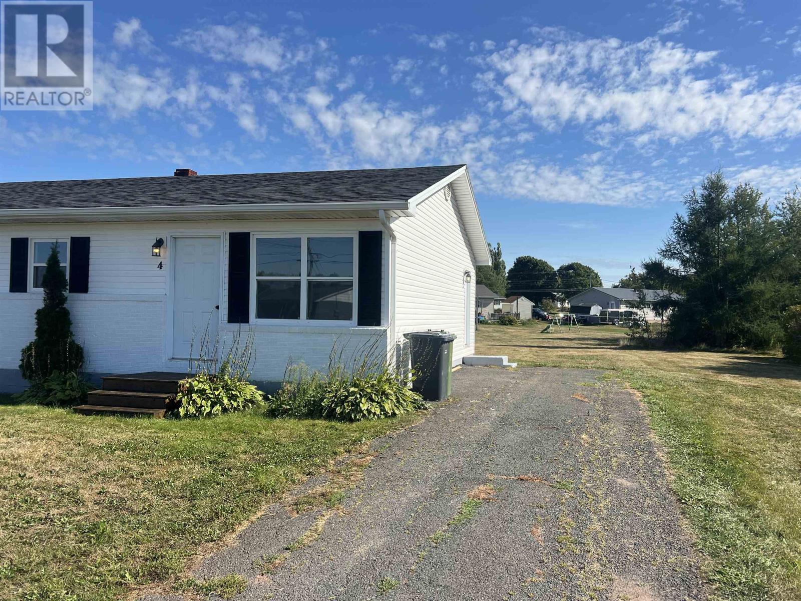 4 Elizabeth Crescent, Stratford, Prince Edward Island  C1B 1K4 - Photo 2 - 202523240