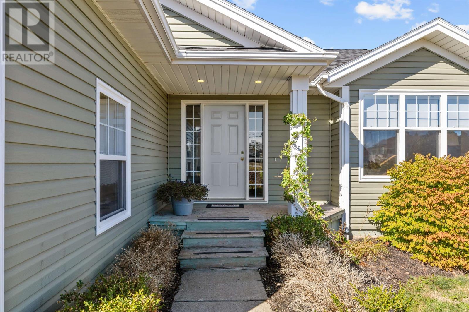 15 Picton Beete Crescent, Stratford, Prince Edward Island  C1B 0C1 - Photo 2 - 202524208