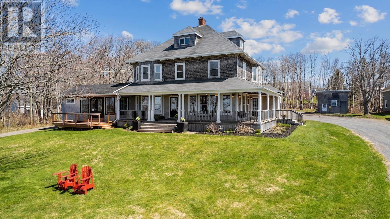 21 Breakwater Street, Souris, Prince Edward Island  C0A 2B0 - Photo 2 - 202604113