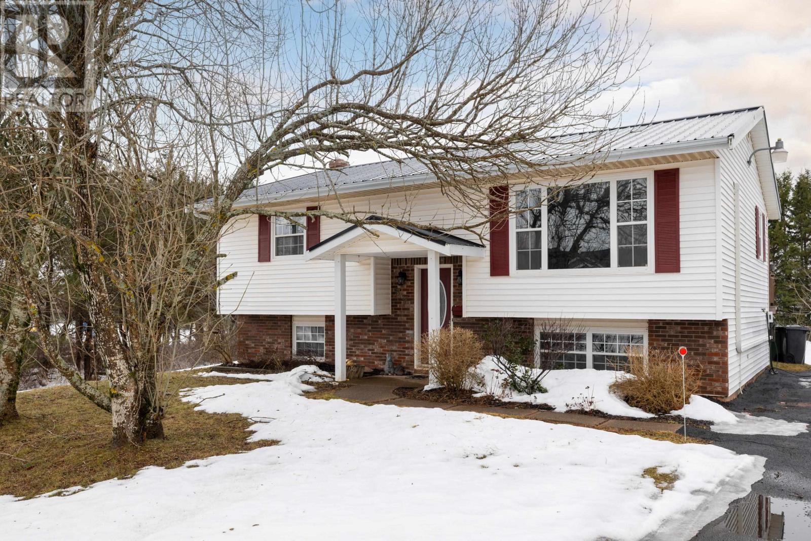 37 Robertson Road, East Royalty, Prince Edward Island  C1C 1K6 - Photo 1 - 202604608