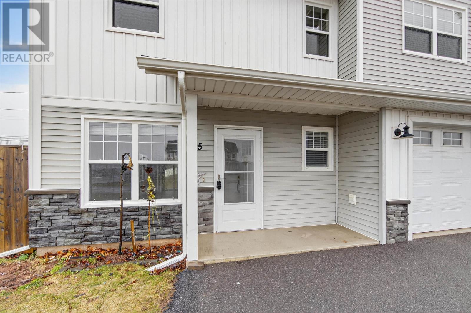 15 Parkman Drive, Charlottetown, Prince Edward Island  C1C 0T3 - Photo 2 - 202604863