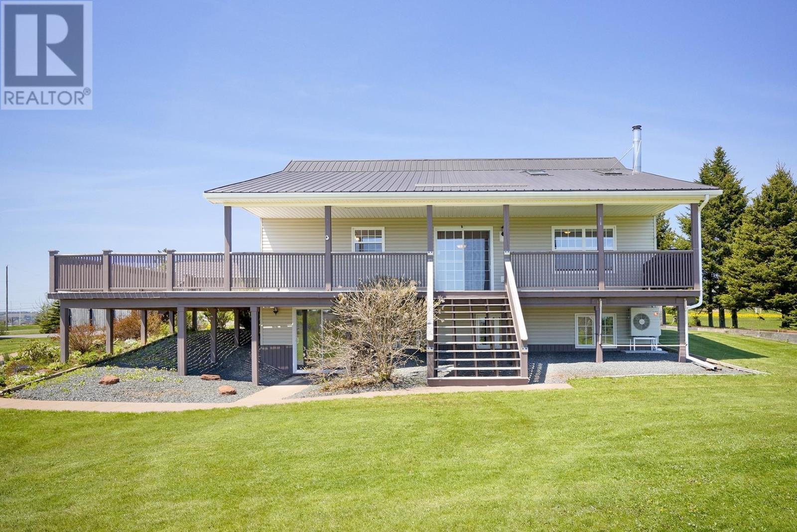 29 Macphee Avenue, Souris, Prince Edward Island  C0A 2B0 - Photo 3 - 202613517