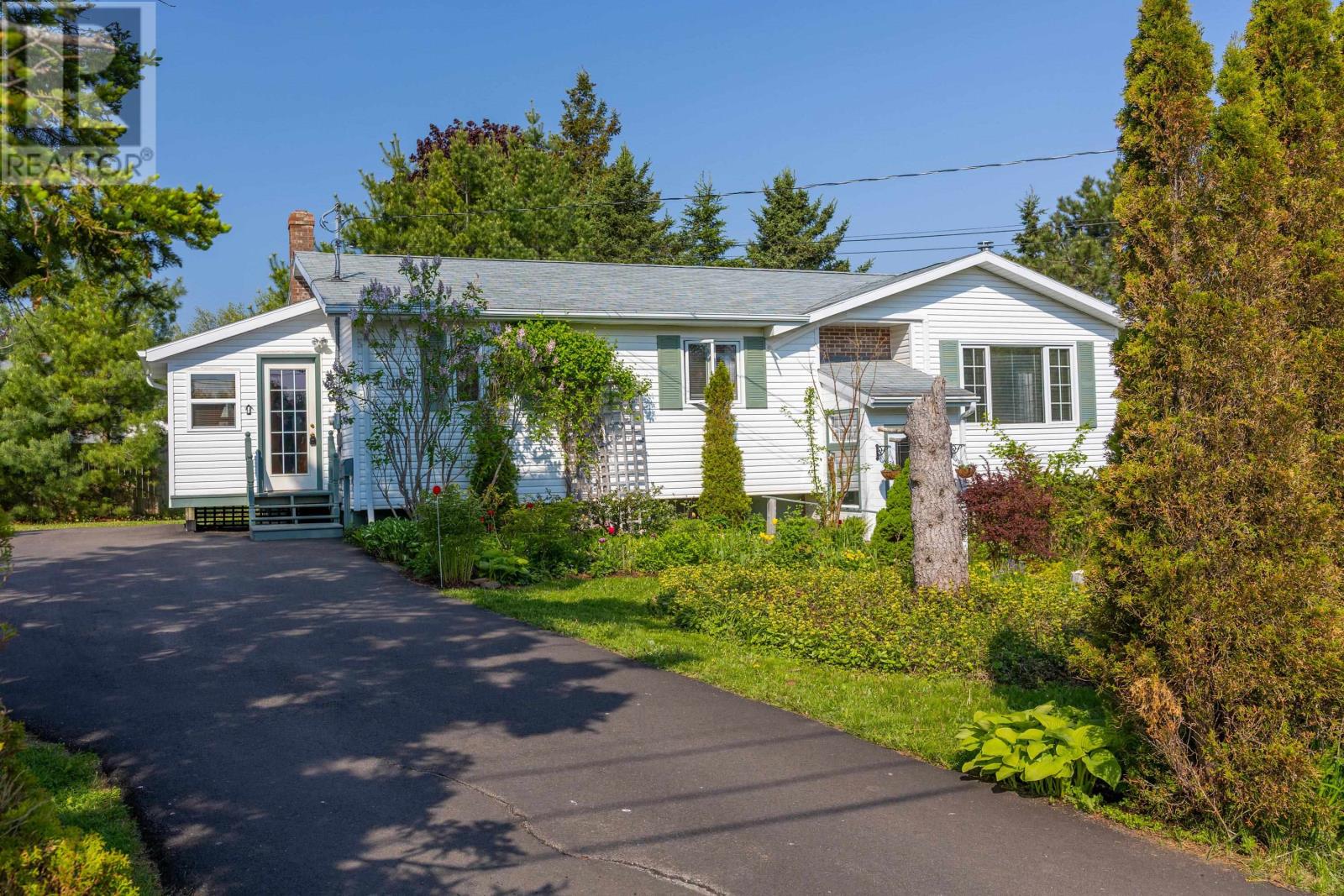 19 Marjorie Crescent, Stratford, Prince Edward Island  C1B 1X3 - Photo 1 - 202613589
