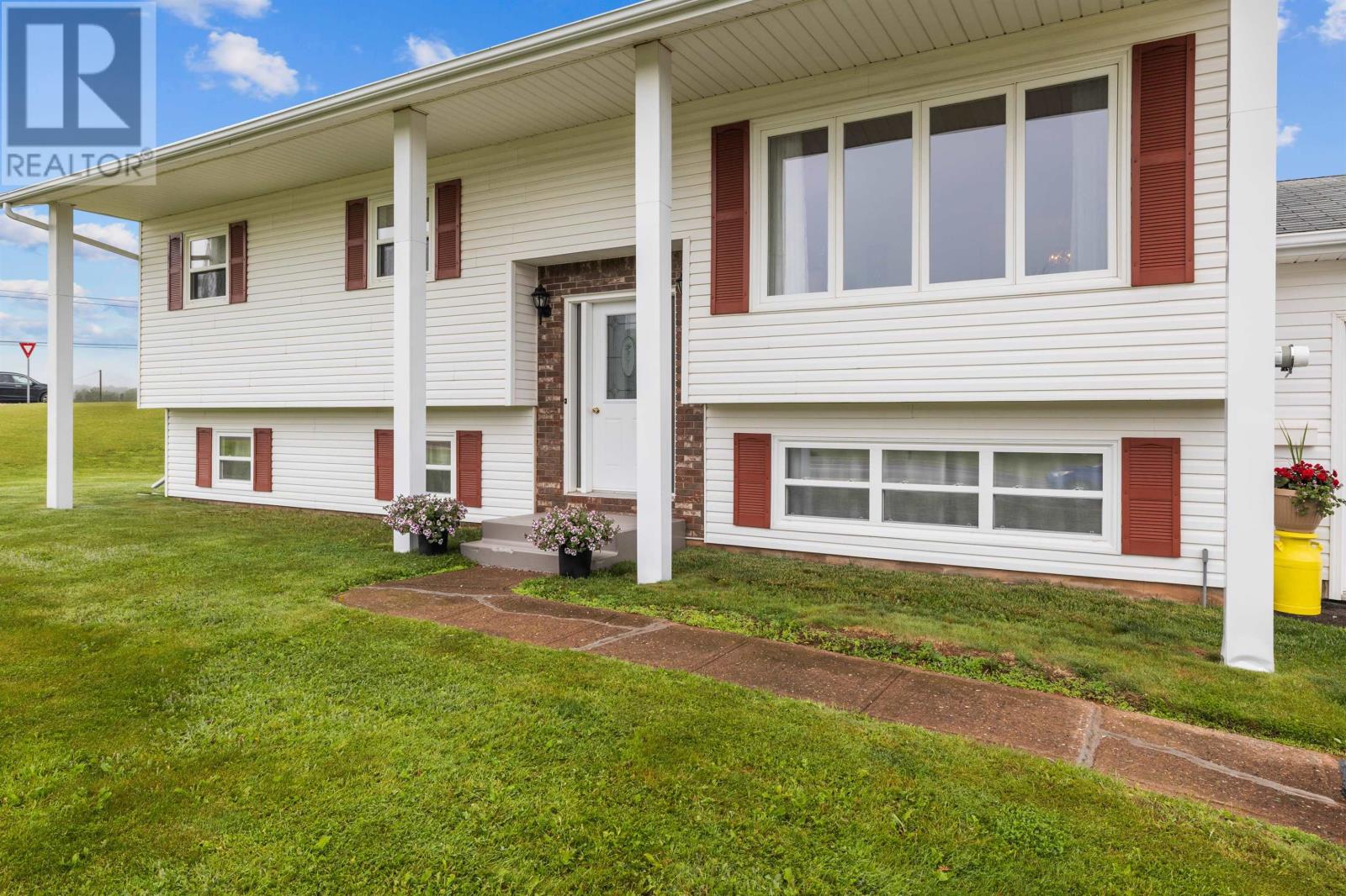 8 Oakland Drive, Charlottetown, Prince Edward Island  C1C 1P3 - Photo 2 - 202614680