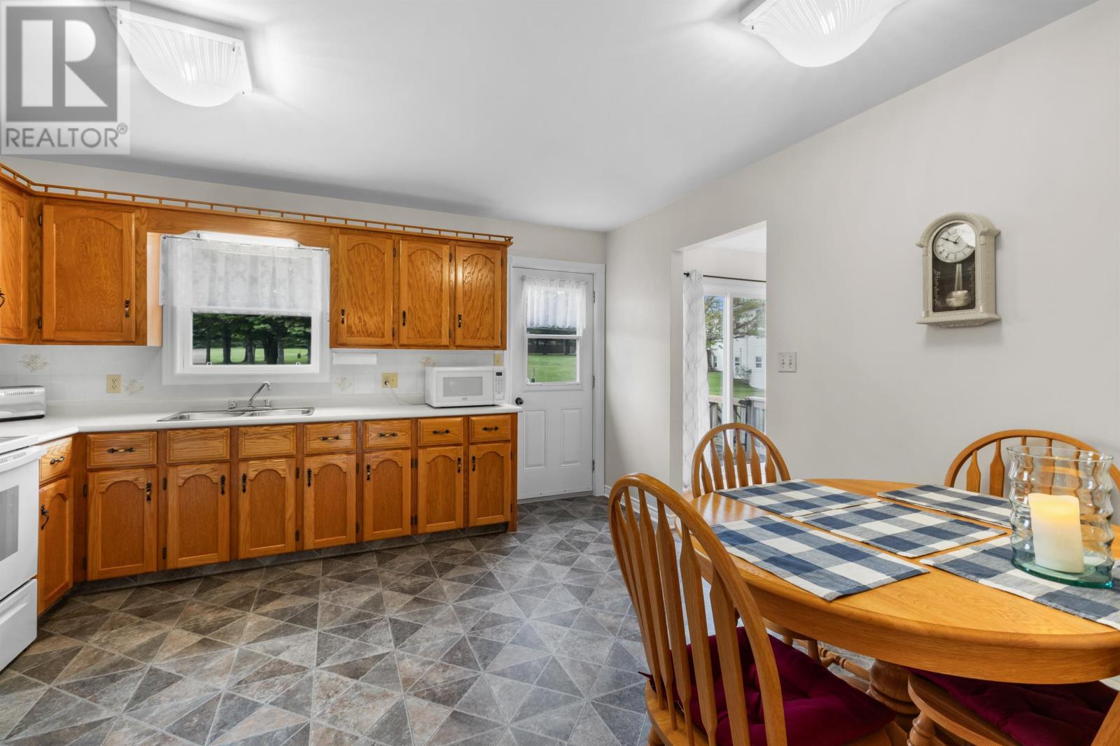 8 Oakland Drive, Charlottetown, Prince Edward Island  C1C 1P3 - Photo 7 - 202614680
