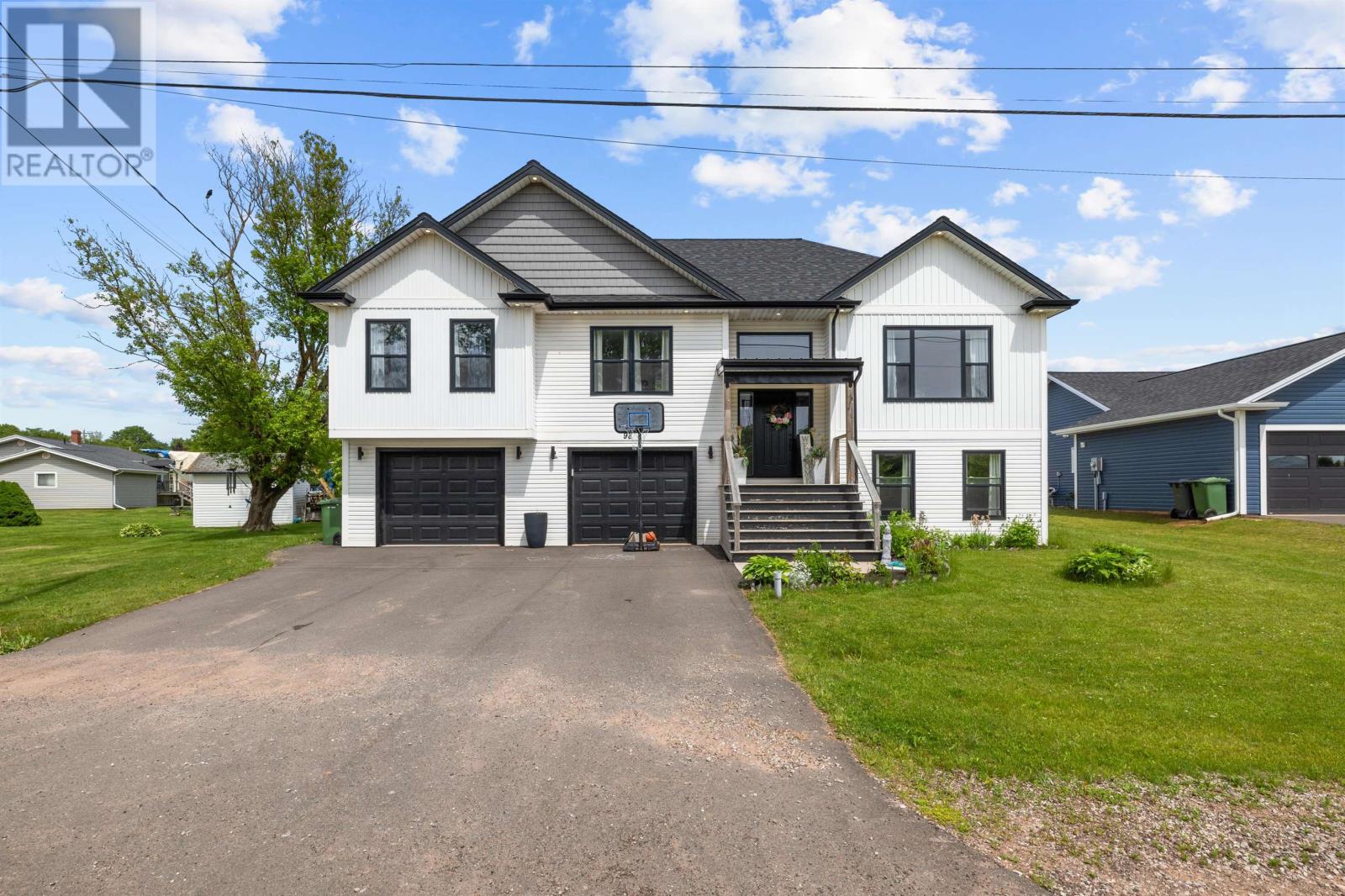 98 Kelly Heights, Stratford, Prince Edward Island  C1B 4M1 - Photo 1 - 202615427