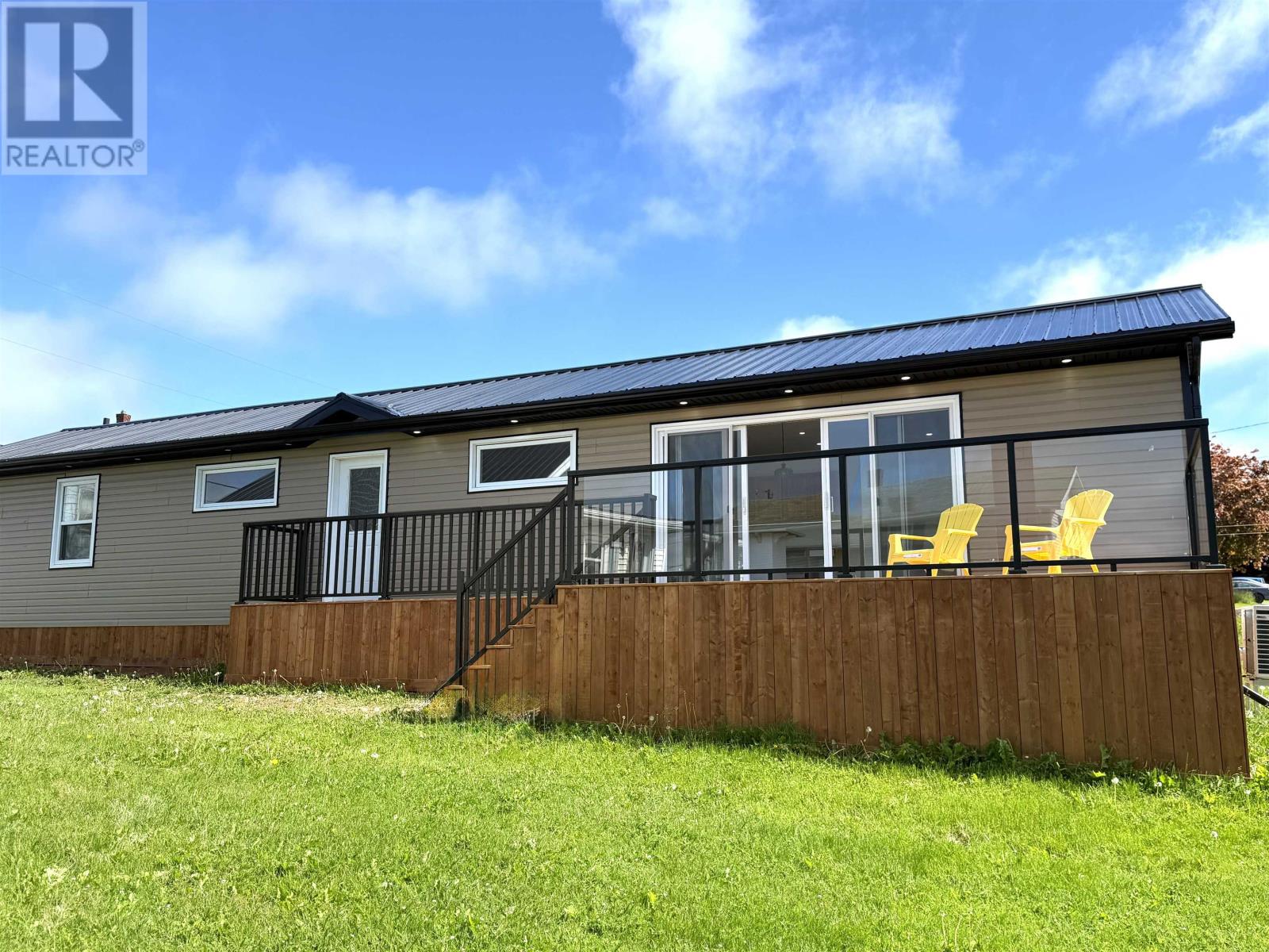 10 Sutherland Avenue, Souris, Prince Edward Island  C0A 2B0 - Photo 1 - 202615880