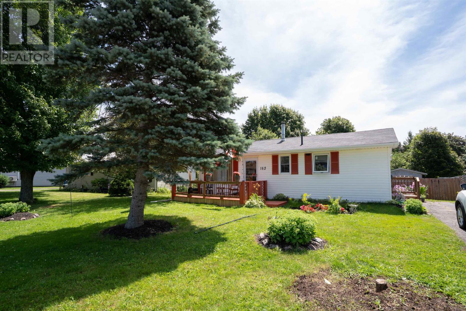 182 Parkwood Crescent, Charlottetown, Prince Edward Island  C1A 7A7 - Photo 2 - 202618626