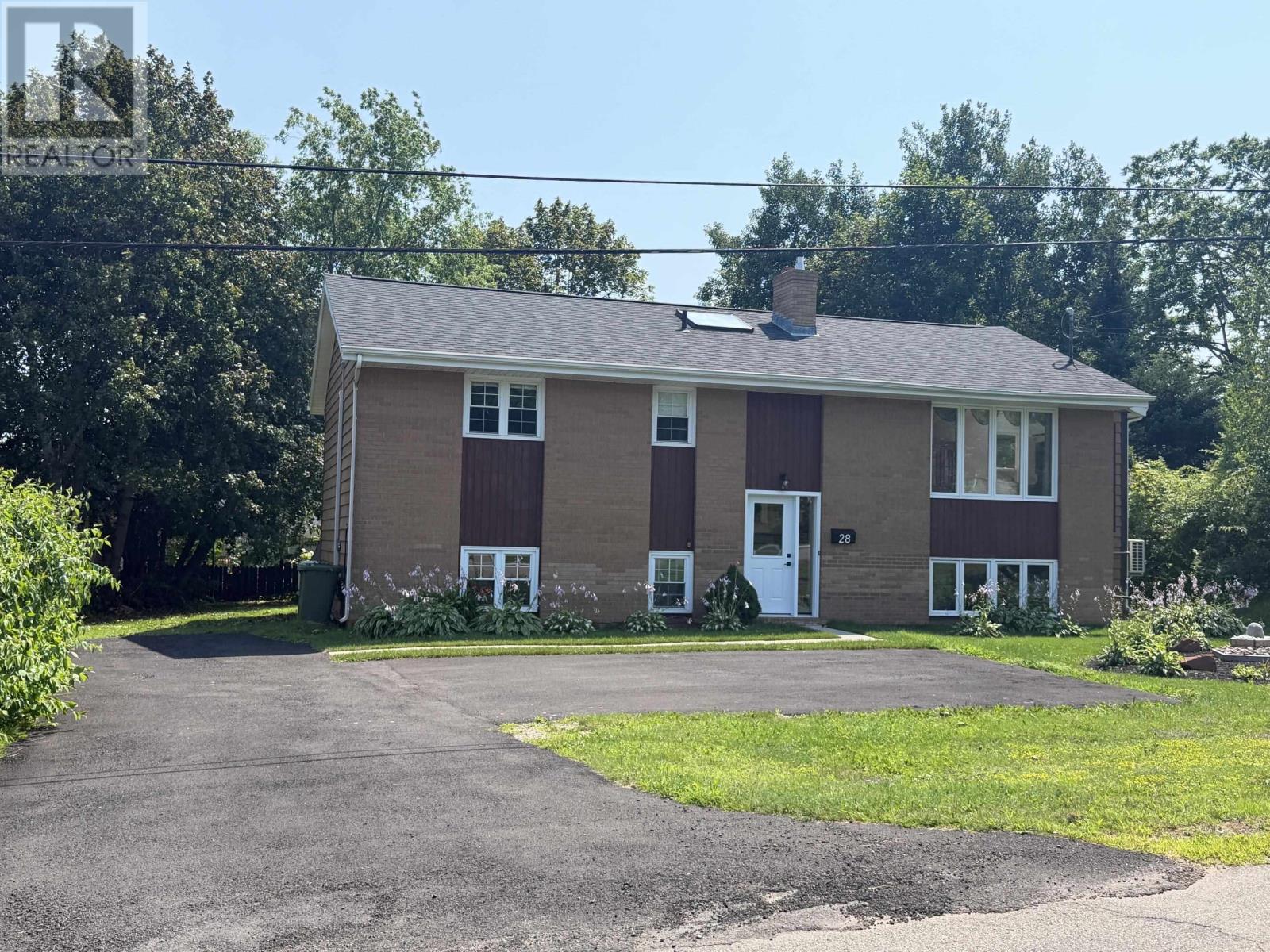 28 Mackay Drive, Charlottetown, Prince Edward Island  C1A 5W3 - Photo 2 - 202619614