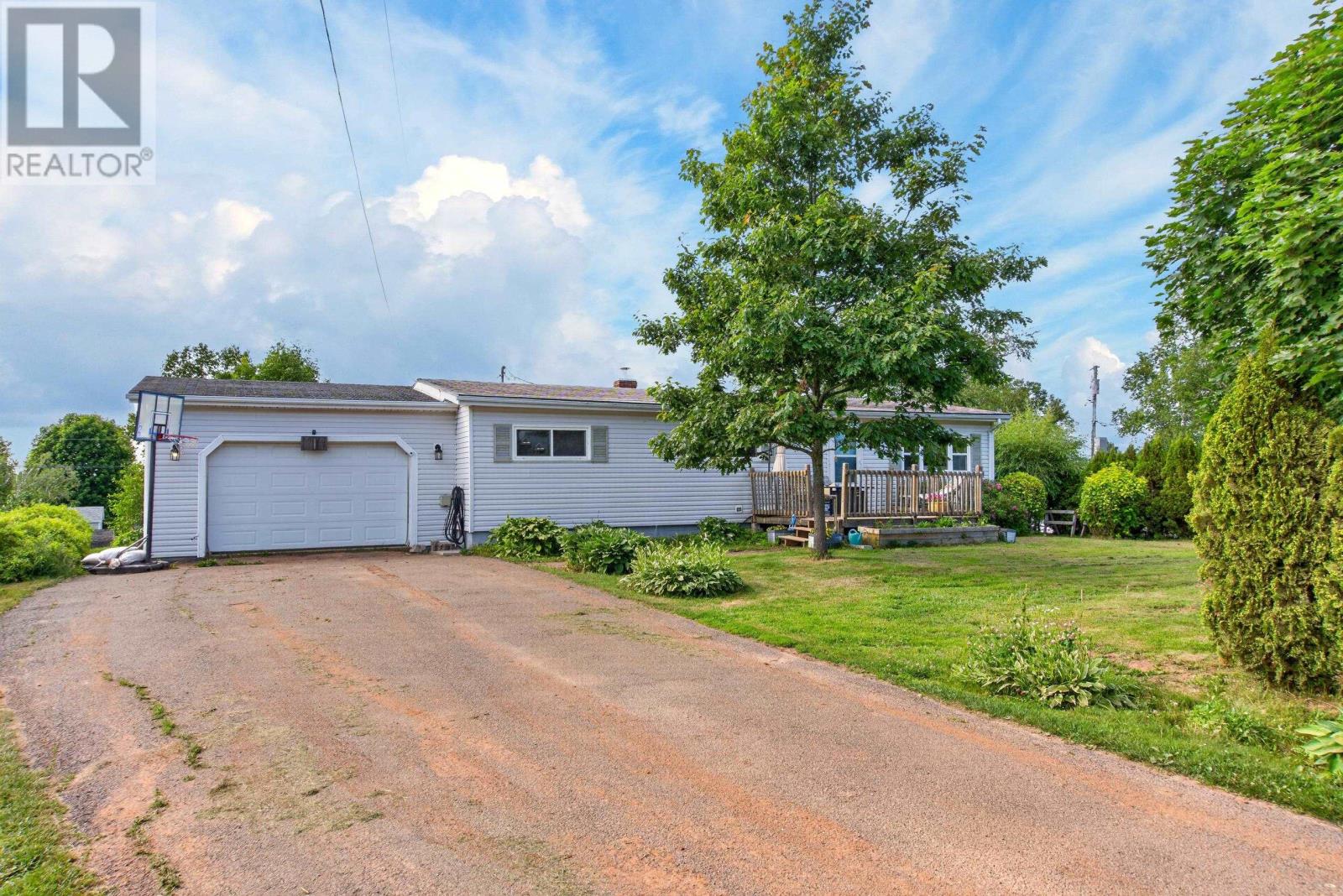 23 Lakeview Drive, Cornwall, Prince Edward Island  C0A 1H5 - Photo 1 - 202620368
