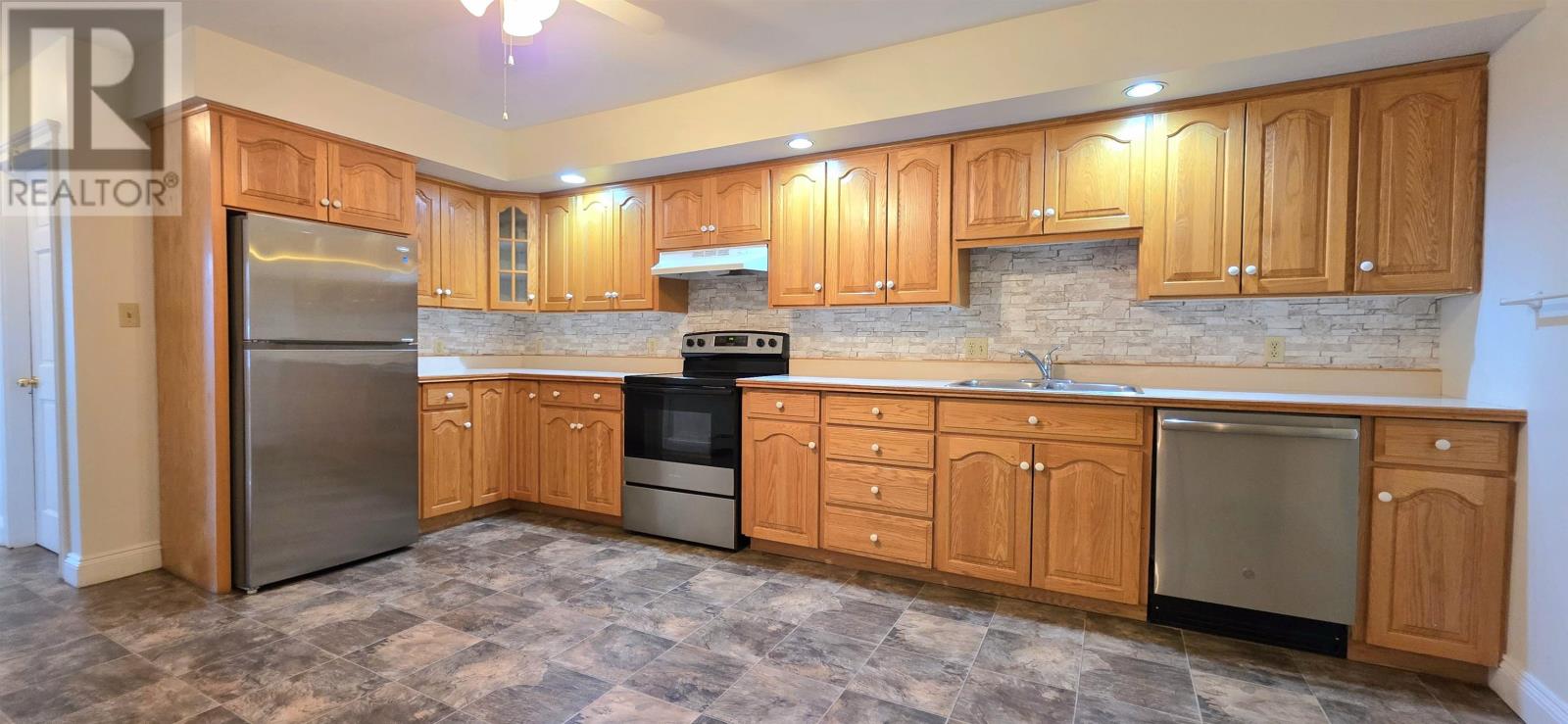 3 2 202 Euston Street, Charlottetown, Prince Edward Island  C1A 1W8 - Photo 3 - 202621614