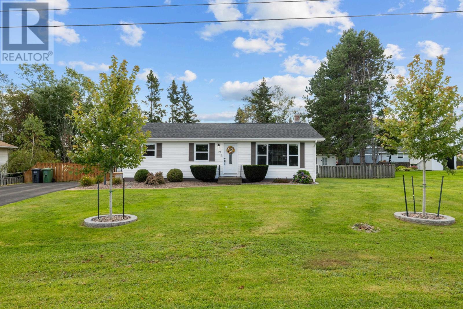 10 Dale Drive, Charlottetown, Prince Edward Island  C1A 7X5 - Photo 2 - 202624551