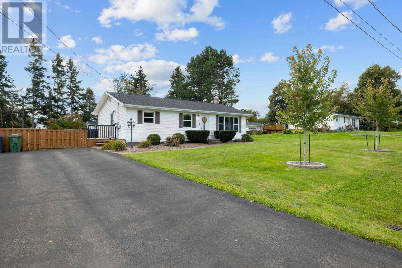 10 Dale Drive, Charlottetown, Prince Edward Island  C1A 7X5 - Photo 3 - 202624551