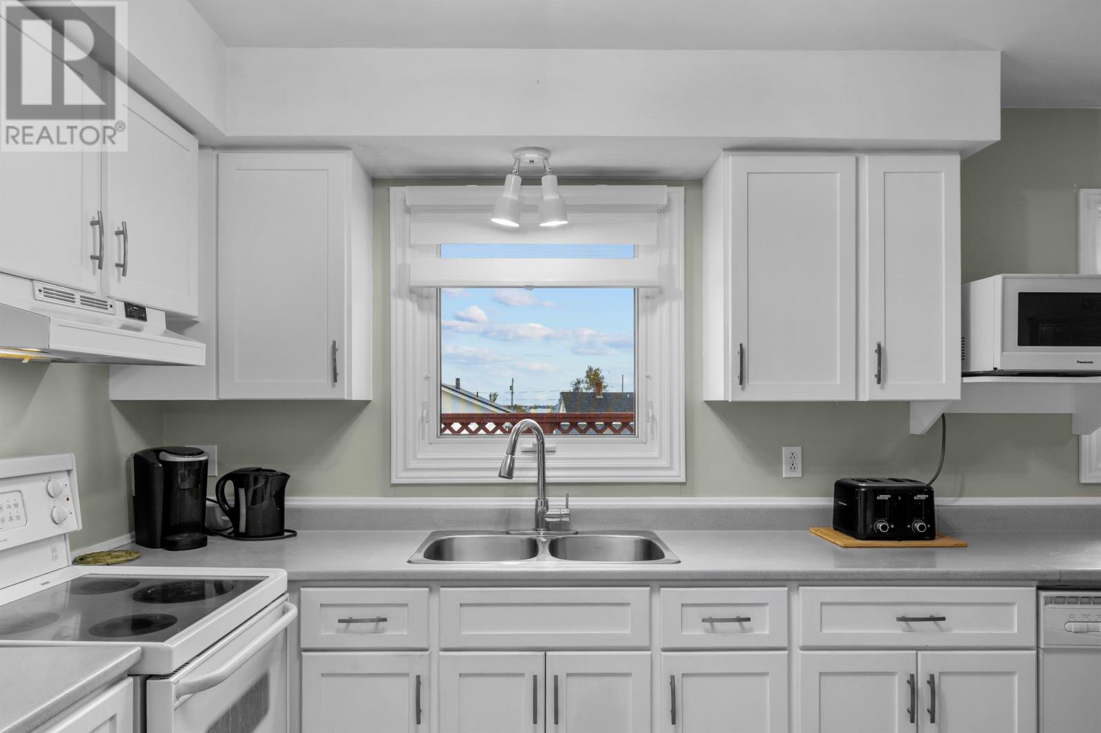 10 Longworth Street, Souris, Prince Edward Island  C0A 2B0 - Photo 4 - 202625892
