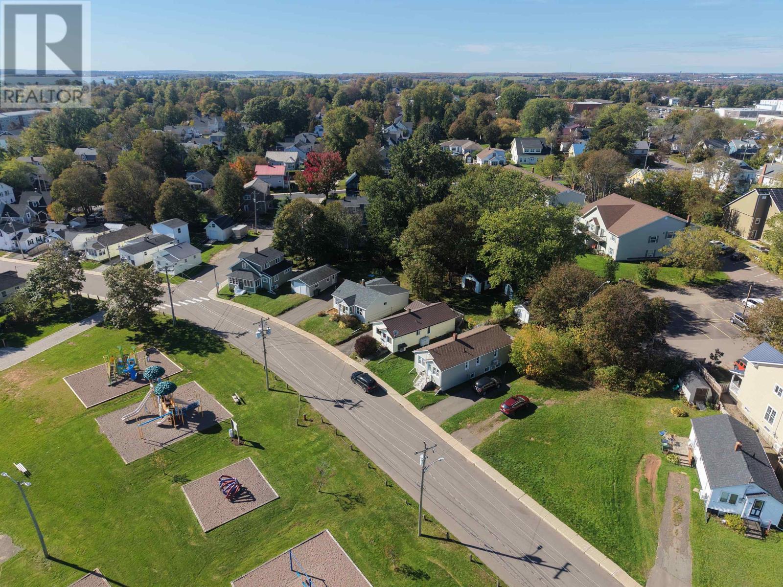 27 Desbrisay Street, Charlottetown, Prince Edward Island  C1A 4H3 - Photo 5 - 202625902